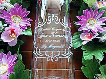 �uCongratulations�A���i���́A���i�Җ��v�𑤖ʂɒ��������A���i�j���̃v���[���g�p�̃t�����[�x�[�X