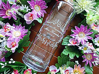 �uCongratulations�A���鑊��̖��O�A�A�C���̓��t�v�𑤖ʂɒ��������A�A�C�j���̃v���[���g�p�̃t�����[�x�[�X