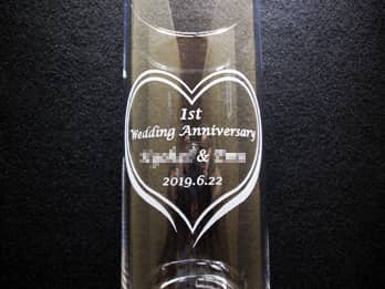 �u1st wedding anniversary�A�U�ߗl�Ɖ����܂̖��O�A�����L�O���̓��t�v�𑤖ʂɒ��������A�����L�O���̑��蕨�p�̃t�����[�x�[�X
