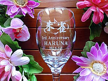 ���H�X�̃��S�}�[�N�Ɓu3rd Anniversary�v�𑤖ʂɒ��������A���N�j���̃v���[���g�p�̃��C���O���XG-1