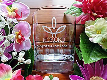 ��Ђ̃��S�}�[�N�A���i���́A���i�Җ��𑤖ʂɒ��������A�Г��̎��i�����̍��i�L�O�i�p�̃��b�N�O���X