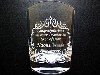 �u���j�����b�Z�[�W�A���鑊��̖��O�A�A�C���̓��t�v�𑤖ʂɒ��������A�����A�C�j���p�̃O���X