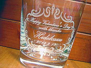 �uHappy Valentine's day! With thanks Hidekazu 2012.2.14�v�𑤖ʂɒ��������A�o�����^�C���f�[�̃v���[���g�p�̃��b�N�O���X