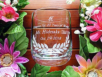 �uCongrats for 20years of work�A�i�N�Α��҂̖��O�A������̓��t�v�𑤖ʂɒ��������A�i�N�Α��\���̋L�O�i�p�̃��b�N�O���X