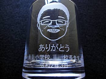 �ސE������̎���G�Ɗ��ӂ����߂����b�Z�[�W�𑤖ʂɒ��������A��N�ސE�̑��蕨�p�̃O���X