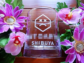 ロゴマークを側面に彫刻したロックグラスG-12