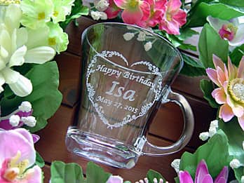 �uHappy birthday�A���鑊��̖��O�A�a�����̓��t�v�𑤖ʂɒ��������A�a�����v���[���g�p�̃K���X���e�B�[�J�b�v