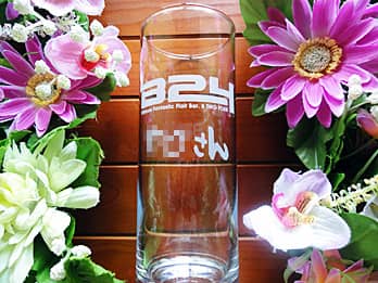 ���X�̃��S�Ƃ��q�l�̖��O�𑤖ʂɒ��������A���X�̃N���X�}�X�C�x���g�̃v���[���g�p�̃O���X