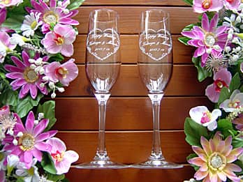 �uHappy Wedding�A�V�Y�ƐV�w�̖��O�A�������̓��t�v�𑤖ʂɒ��������A�����j���p�̃y�A�̃V�����p���O���XG-2