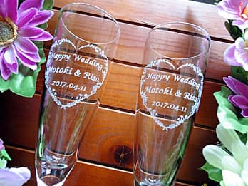 �uHappy wedding�A�V�Y�ƐV�w�̖��O�A�������̓��t�v�𑤖ʂɒ��������A�����j���̃v���[���g�p�̃y�A�̃V�����p���O���XG-3