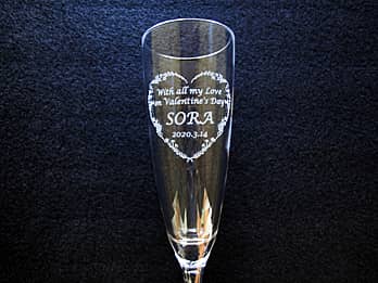 �uWith all my love on Valentine's day�A���鑊��̖��O�A�o�����^�C���f�[�̓��t�v�𑤖ʂɒ��������A�o�����^�C���f�[�̃v���[���g�p�̃O���X