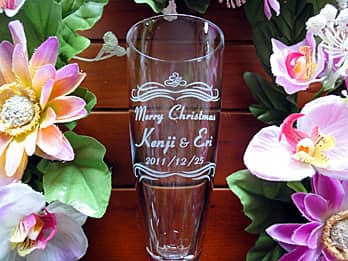 �uMerry Christmas�A�U�ߗl�Ɖ����܂̖��O�A�N���X�}�X�̓��t�v�𑤖ʂɒ��������A�N���X�}�X�v���[���g�p�̃V�����p���O���X