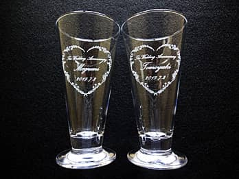 �uThe wedding anniversary�A�����܂ƒU�ߗl�̖��O�A�����L�O���̓��t�v�𑤖ʂɒ��������A�����L�O���j���p�̃y�A�O���X