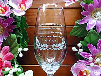 �u10th anniversary�A�������Ƒ�w�̖��O�v�𑤖ʂɒ��������A�������̎��N�L�O�i�p�̃s���X�i�[�O���X