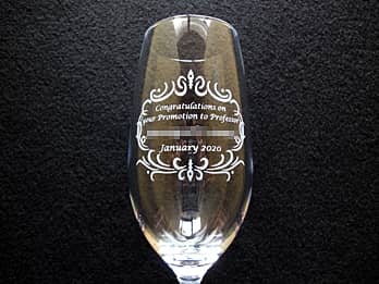 �uCongratulations on your promotion to professor �A���鑊��̖��O�A�A�C���̓��t�v�𑤖ʂɒ��������A�����A�C�j���p�̃O���X