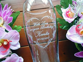 �uWith love on your birthday�A���鑊��̖��O�A�a�����̓��t�v�𑤖ʂɒ��������A�a�����v���[���g�p�̃r�A�O���XG-7