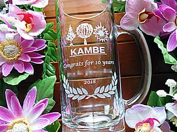 �u��Ђ̃��S�}�[�N�ACongrats for 10years of work�A�i�N�Α��҂̖��O�v�𑤖ʂɒ��������A�i�N�Α��\���̋L�O�i�p�̃r�A�W���b�L