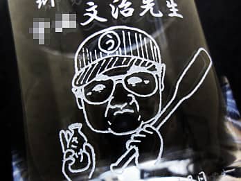 �搶�̎���G�𑤖ʂɒ��������A���Ɛ�����S�C�̐搶�ւ̃v���[���g�p�̃O���X