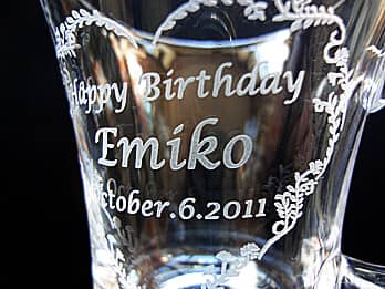 �K���X���e�B�[�J�b�vG-13�̑��ʂɒ��������u���b�Z�[�W�Ɩ��O�v�̃N���[�Y�A�b�v�摜