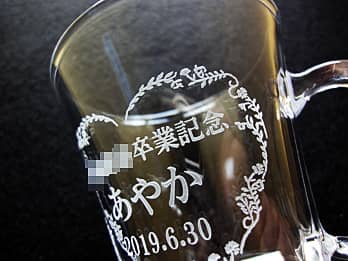 �K���X���̃e�B�[�J�b�vG-13�̑��ʂɒ��������u���b�Z�[�W�Ɩ��O�v�̃N���[�Y�A�b�v�摜