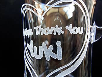 �N���A�K���X���e�B�[�J�b�vG-14�̑��ʂɒ��������A�u���b�Z�[�W�Ɩ��O�v�̃N���[�Y�A�b�v�摜