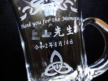 ������ŉ��t�֑���K���X���e�B�[�J�b�v�̑��ʂɒ��������A�uThank you for the memories�A�����搶�A������̊J�Ó��A�Z�́v�̃N���[�Y�A�b�v�摜