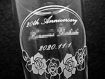 �i�N�Α��\���̋L�O�i�p�̃O���X���ʂɒ��������A�u20th Anniversary�v�̃N���[�Y�A�b�v�摜