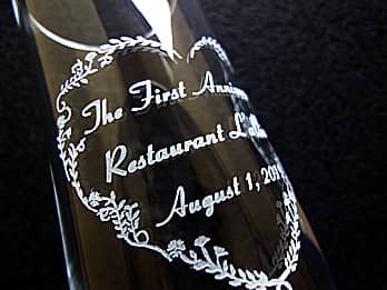 ���H�X�̎��N�L�O�i�p�̃O���X���ʂɒ��������A���N���A�X���A���N���̓��t�̐ڎʉ摜