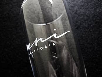 �V�����p���O���XG-3�̑��ʂɒ��������u���X�̃��S�}�[�N�v�̃N���[�Y�A�b�v�摜