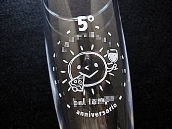 ���H�X�̃��S�}�[�N�𑤖ʂɒ��������s���X�i�[�O���XG-4