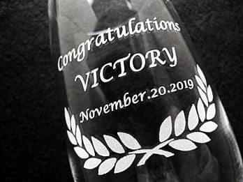 �ܕi�p�̃O���X�ɒ��������u���j�����b�Z�[�W�A���ʁA�J�Ó��̓��t�v�̃N���[�Y�A�b�v�摜