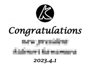 ��Ђ̃}�[�N�ƃ��b�Z�[�W�����C�A�E�g�����A�r�A�O���XG-8�̑��ʂɒ�������}��