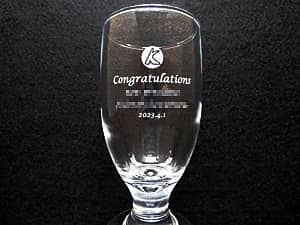 ��Ђ̃}�[�N�ƃ��b�Z�[�W�𑤖ʂɒ��������r�A�O���XG-8