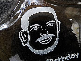 ���M�^�C�v�̃K���X����������̒����ɒ��������A����G�̃N���[�Y�A�b�v�摜