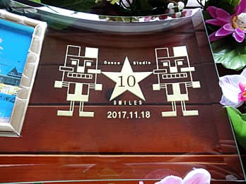 ���q���܂��f�U�C�������I���W�i���}�Ă𒤍������A���N�j���p�̃K���X���ʐ^����