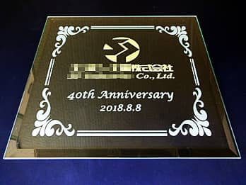 ��Ђ̃��S�}�[�N�𒤍��������N�j���p�̃K���X��