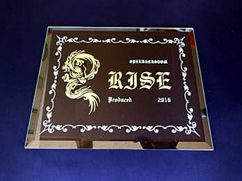 ���S�}�[�N�A�X���A���N�L�O���̓��t�𒤍������A���X�̎��N�L�O�p�̃K���X��