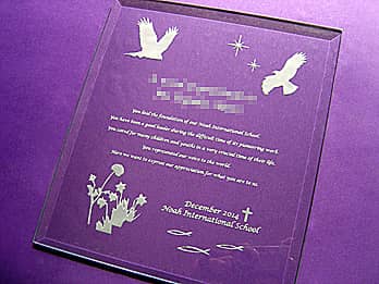 ���q�l���f�U�C�������I���W�i���}�Ă𒤍������A�V�Z�ɂ̗����L�O�i�p�̃K���X��