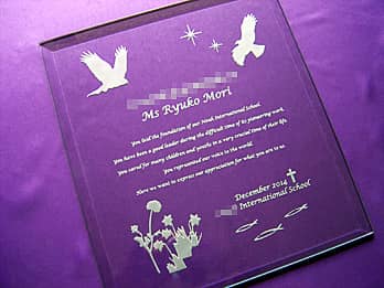 ���q�l��������I���W�i���f�U�C���𒤍������A�i�N�Α��\���̋L�O�i�p�̃K���X��