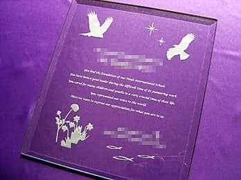 ���q�l���f�U�C�������I���W�i���}�Ă𒤍������A�A�C�j���p�̃K���X��