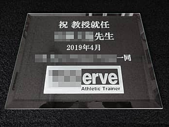 ���j�����b�Z�[�W�A���鑊��̖��O�A���t�A�����̖��O�A���S�}�[�N�𒤍����Ċ��������K���X��