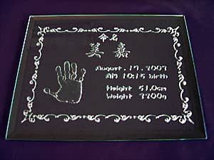 �Ԃ����̖��O�Ǝ�`�𒤍������o�Y�j���p�̃K���X��