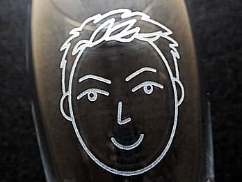 �O���X���ʂɒ�����������G�̃N���[�Y�A�b�v�摜