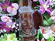 似顔絵を側面に彫刻した、卒業生から担任の先生へ贈るプレゼント用のビアジョッキ