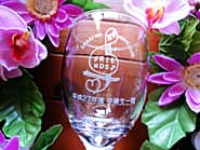 音符と楽器のイラストを彫刻した、卒業生から恩師へ贈るプレゼント用のワイングラス