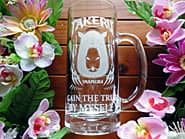 ロゴマークを側面に彫刻した、常連のお客様へのプレゼント用のビアジョッキ