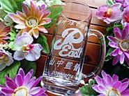 ロゴを側面に彫刻した、常連客へのプレゼント用のビアジョッキ