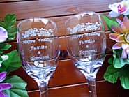 「Happy wedding、新郎と新婦の名前」を彫刻した、結婚祝い用のペアのワイングラス