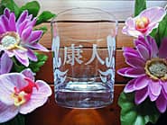 ��������̖��O�𑤖ʂɒ��������A���̓��̃v���[���g�p�̃��b�N�O���X