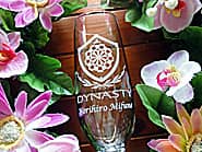 ロゴマークを側面に彫刻した、開店祝い用シャンパングラス